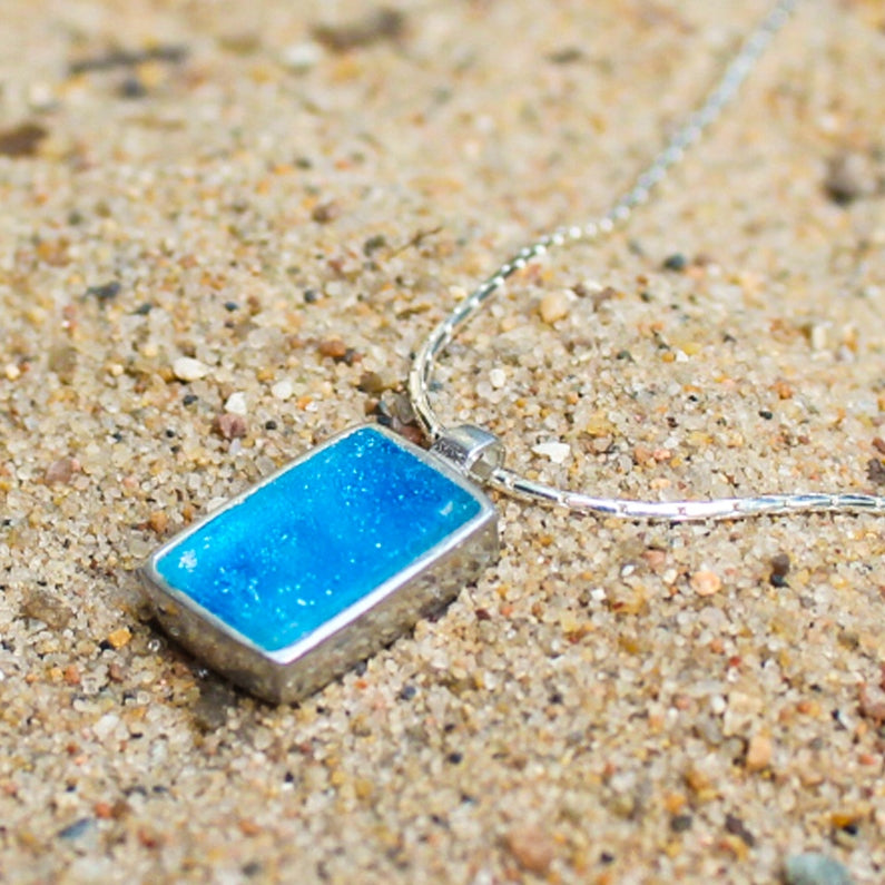 Rektangulær blå halskæde med et helt stykke romersk glas