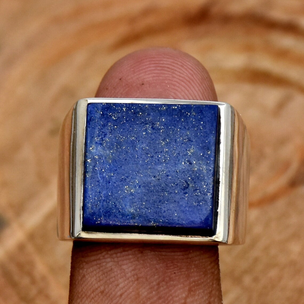 blank sølv ring til mand med mørkeblå sten