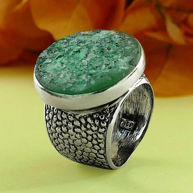 Rund sølv ring med grøn sten