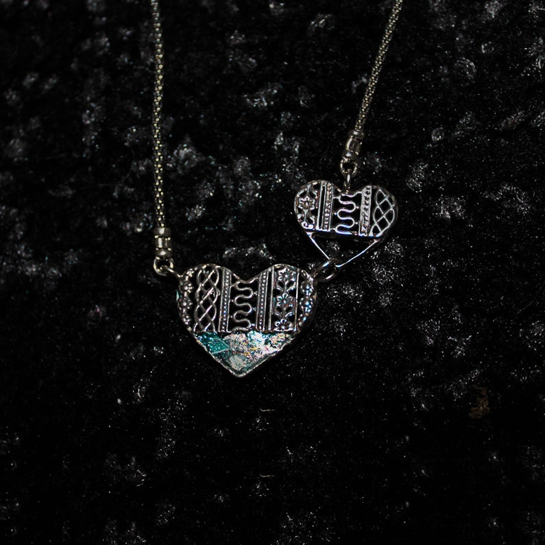 Sølv halskæde med to hjerter i filigran og romersk glas