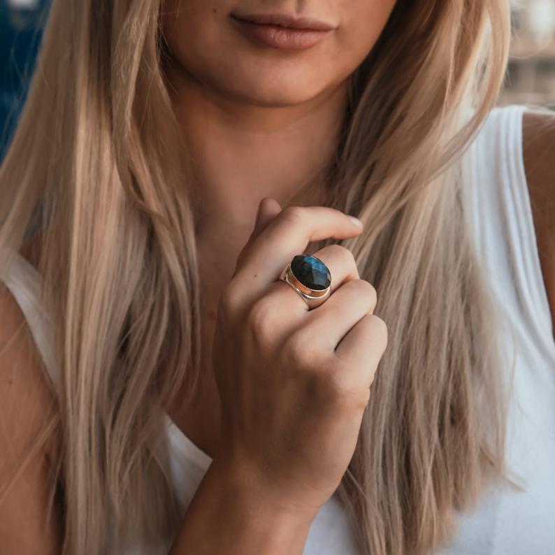 sølv ring med blå smykkesten